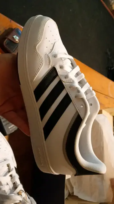 Zapatillas deportivas blancas con franjas negras - miniatura 4