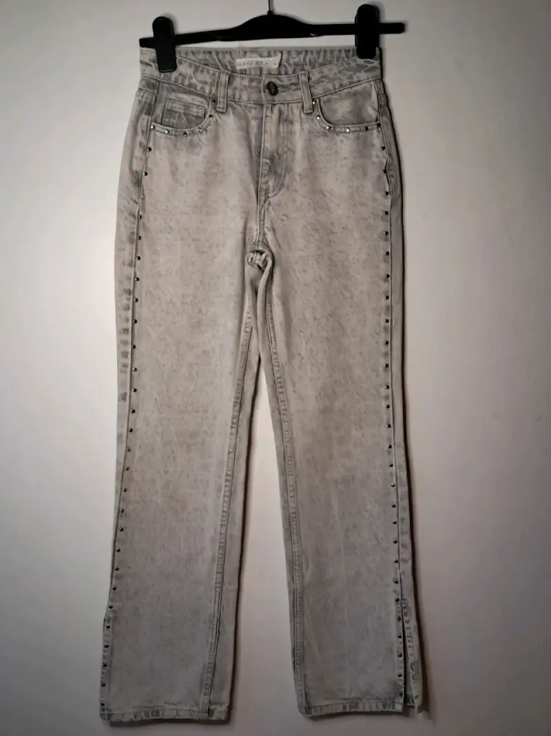Jeans grises con tachas para mujer - 1