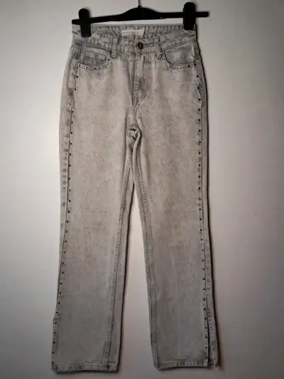 Jeans grises con tachas para mujer - miniatura 1
