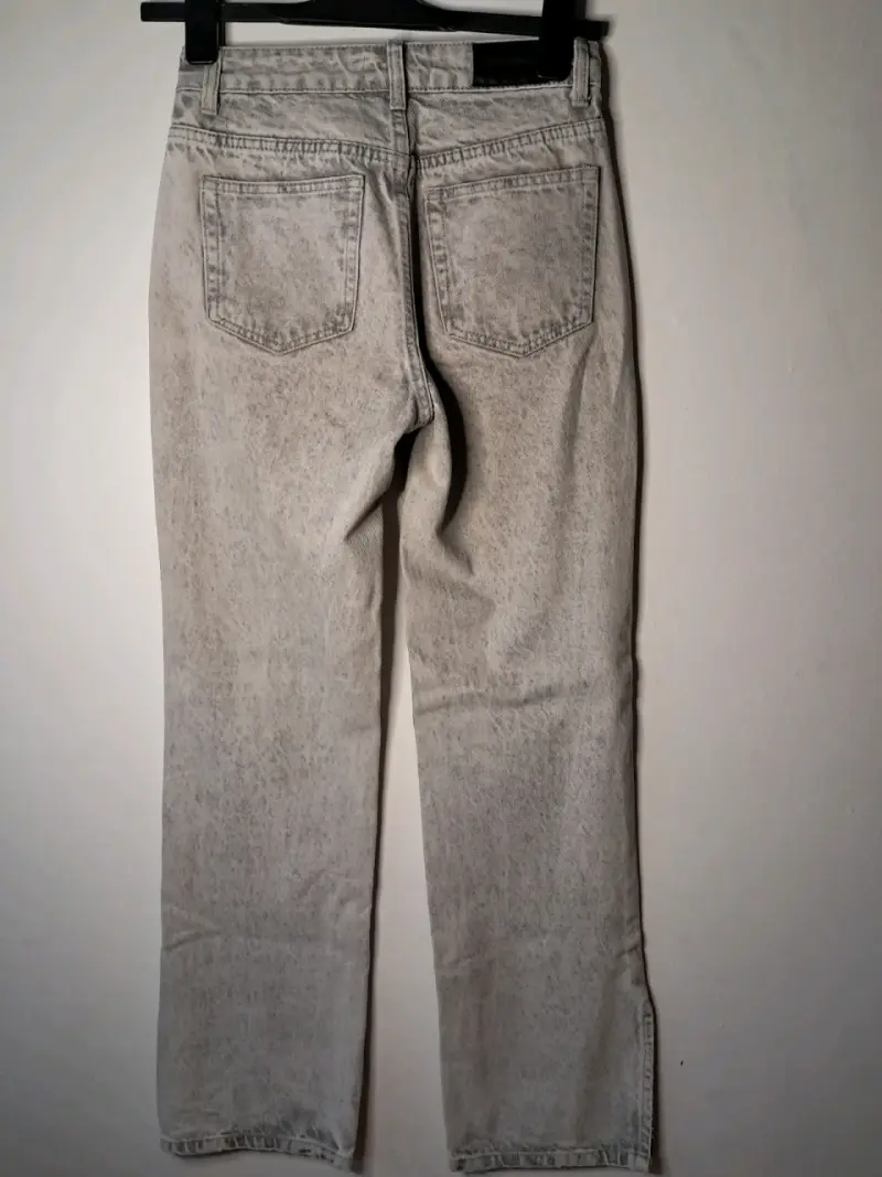 Jeans grises con tachas para mujer - 2