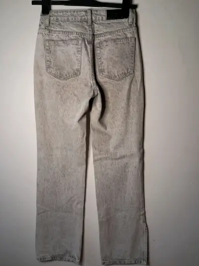 Jeans grises con tachas para mujer - miniatura 2