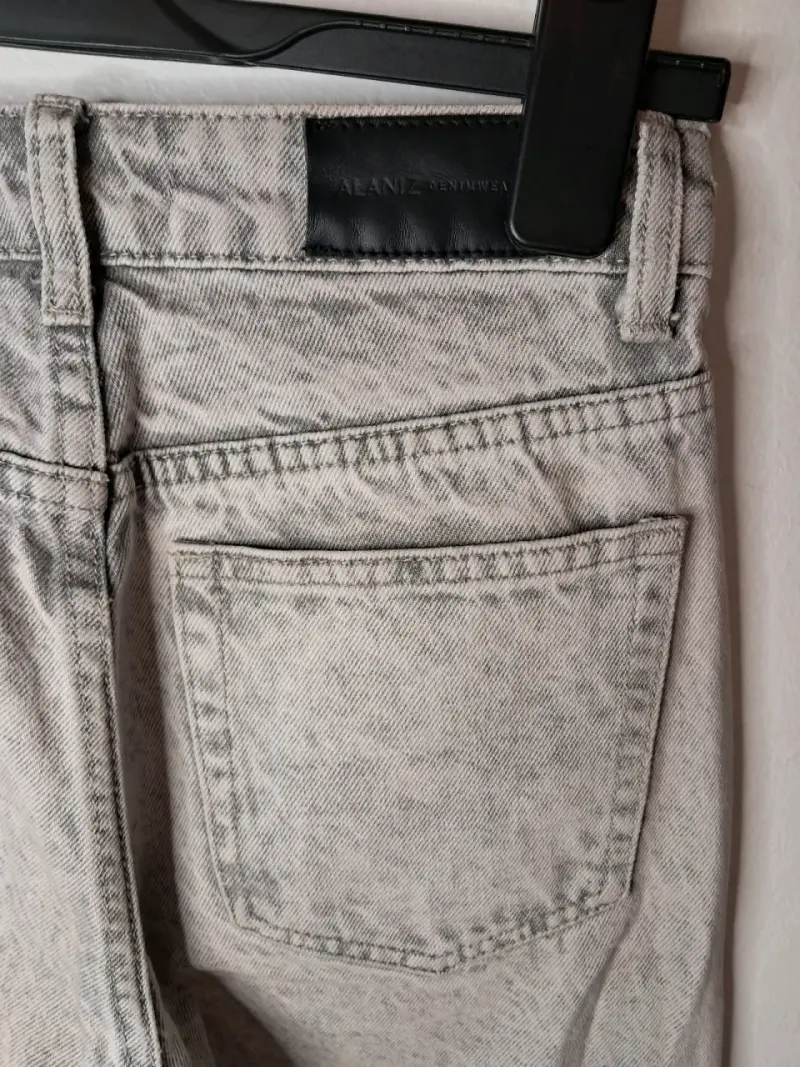 Jeans grises con tachas para mujer - 3