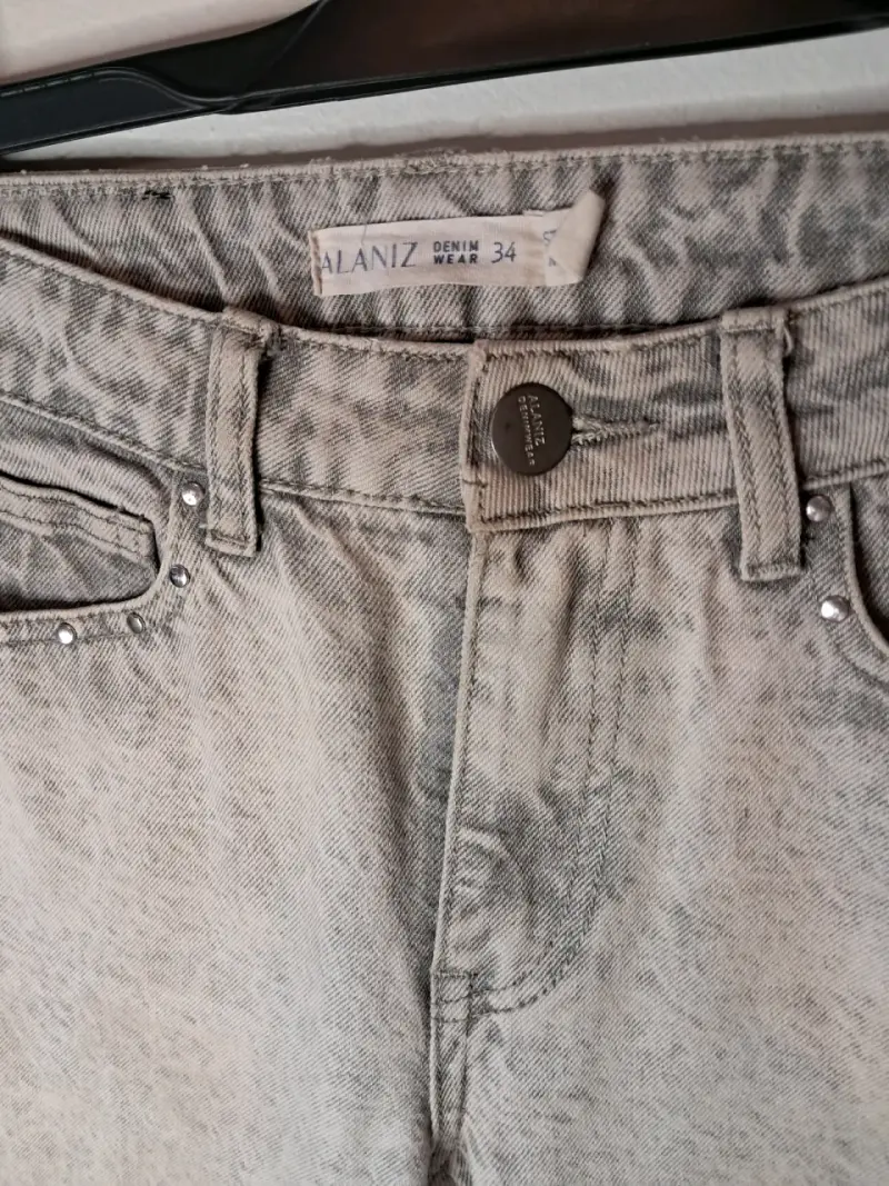 Jeans grises con tachas para mujer - 4