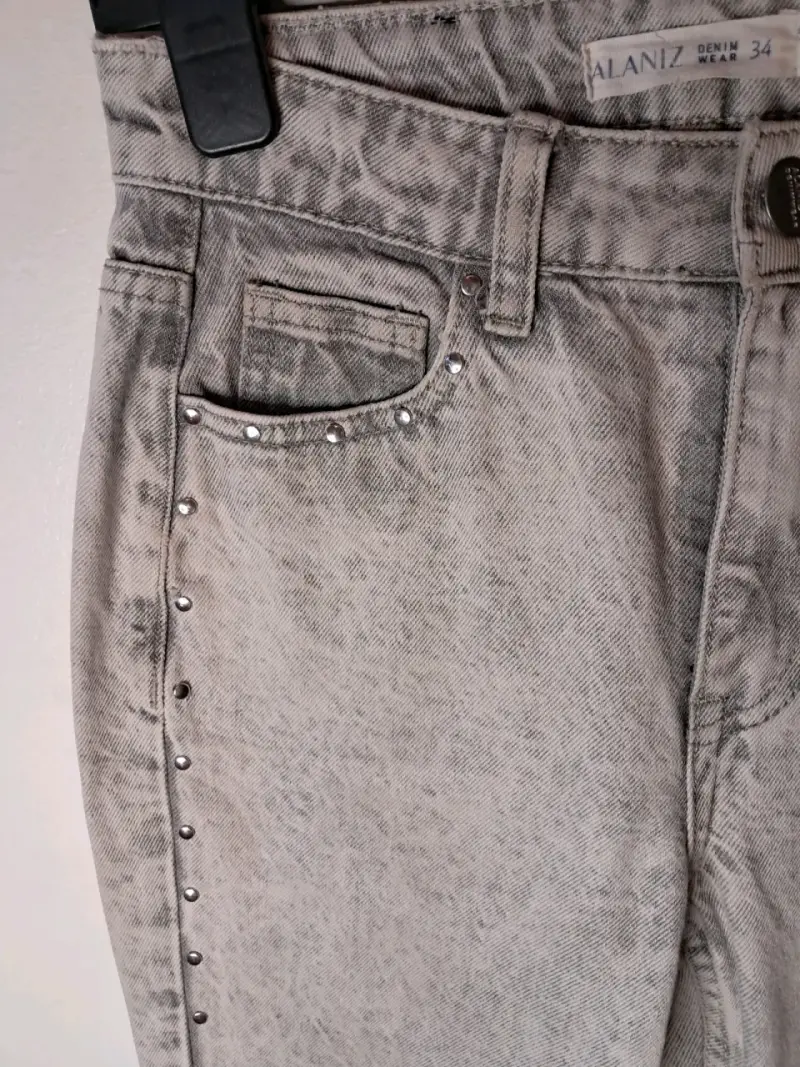 Jeans grises con tachas para mujer - 5