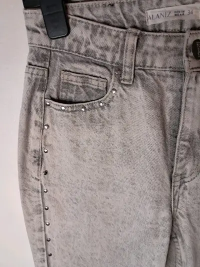 Jeans grises con tachas para mujer - miniatura 5
