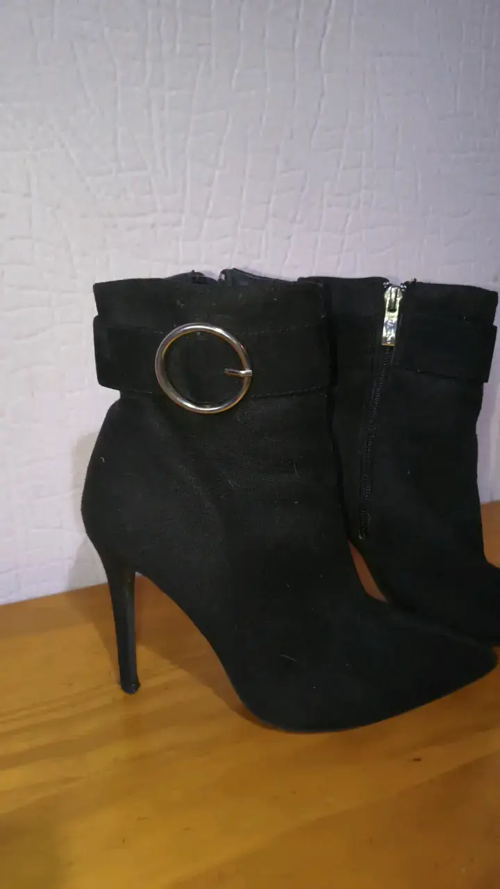 Botines negros de tacón alto con hebilla - 2