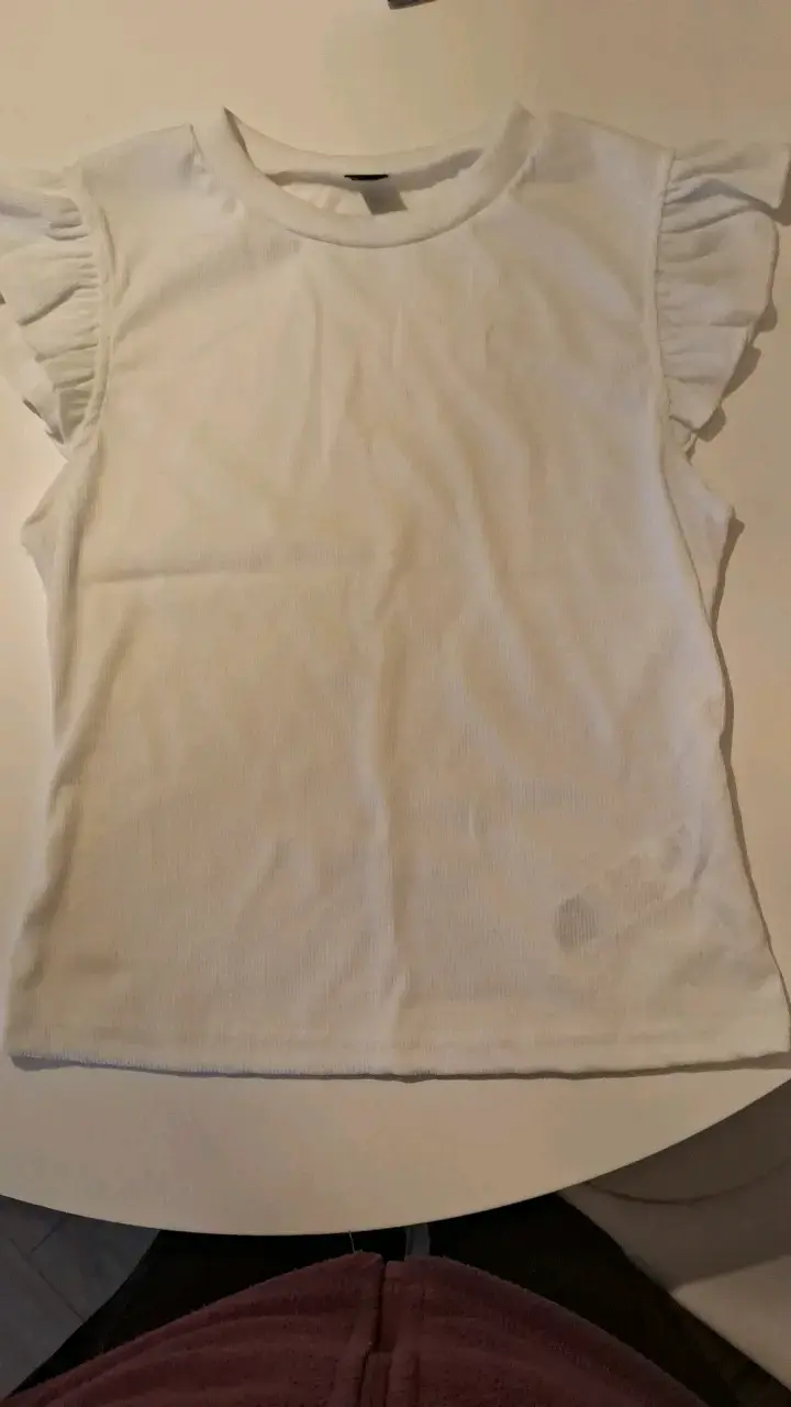 Polera blanca con volantes en mangas - 1