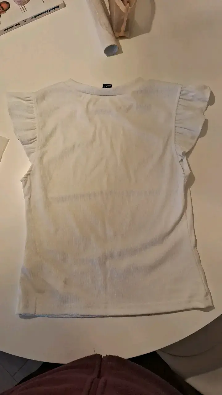 Polera blanca con volantes en mangas - 2