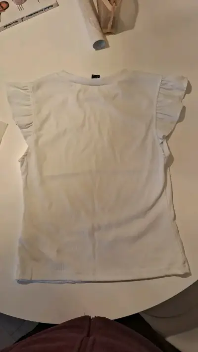 Polera blanca con volantes en mangas - miniatura 2