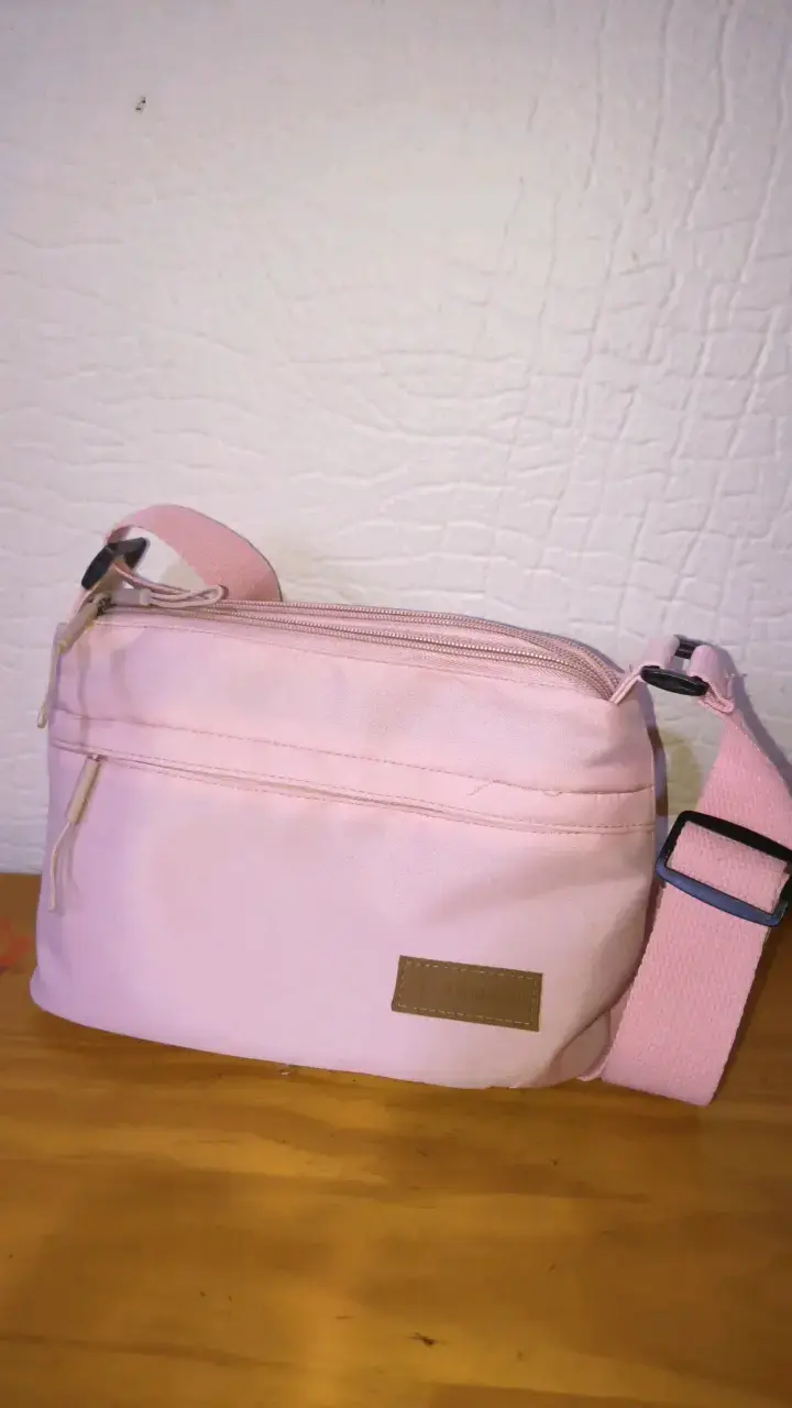 Bandolera rosada de lona con correa ajustable