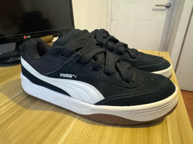 Zapatillas Puma negras y blancas deportivas - 1
