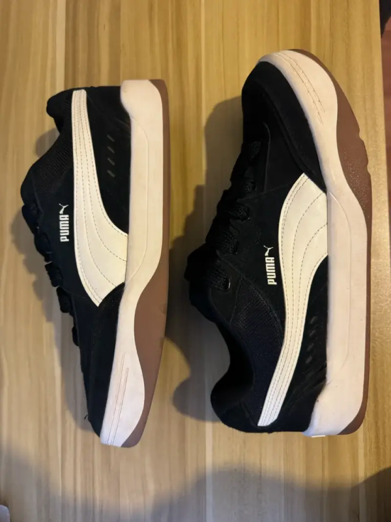 Zapatillas Puma negras y blancas deportivas - 2