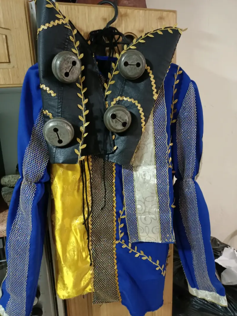 Traje de danza folclórica con bordados - 2