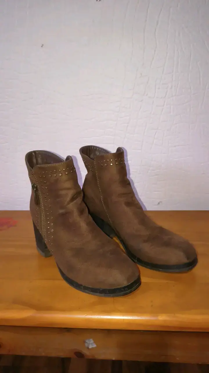 Botines de cuero marrón con tachas - 1