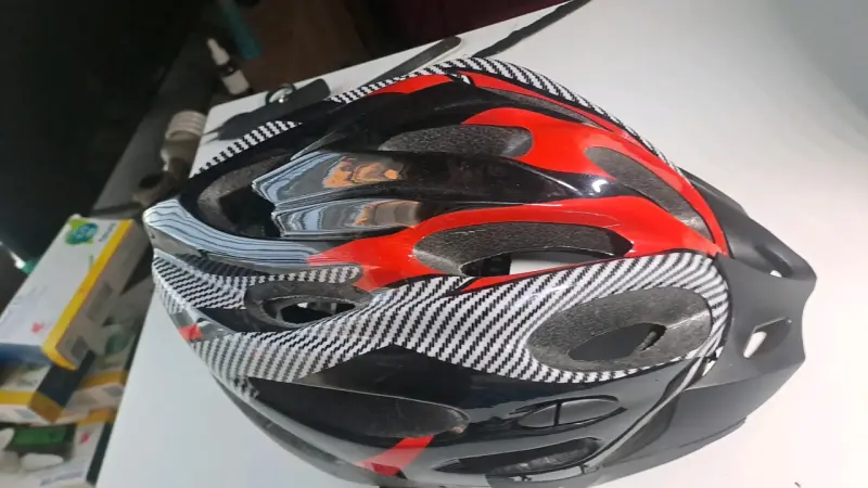 Casco de ciclismo negro y rojo - 1
