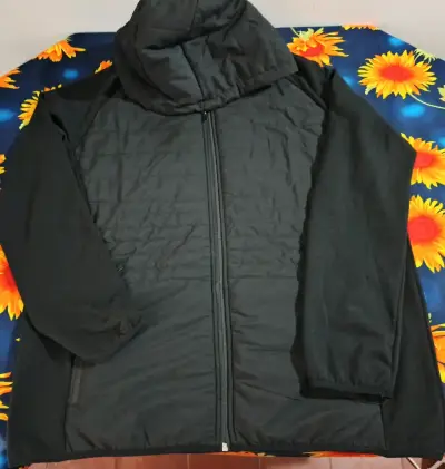 Poleron/Chaqueta negra con capucha para invierno - miniatura 1