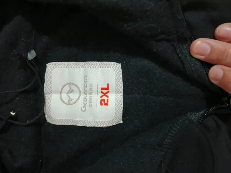 Poleron/Chaqueta negra con capucha para invierno - 2