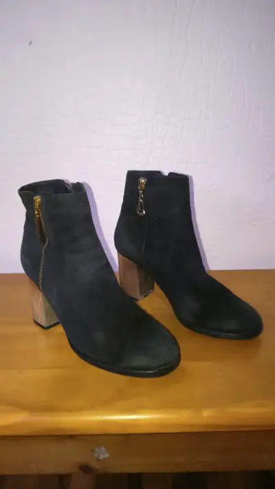 Botines de gamuza negros con tacón grueso - miniatura 1