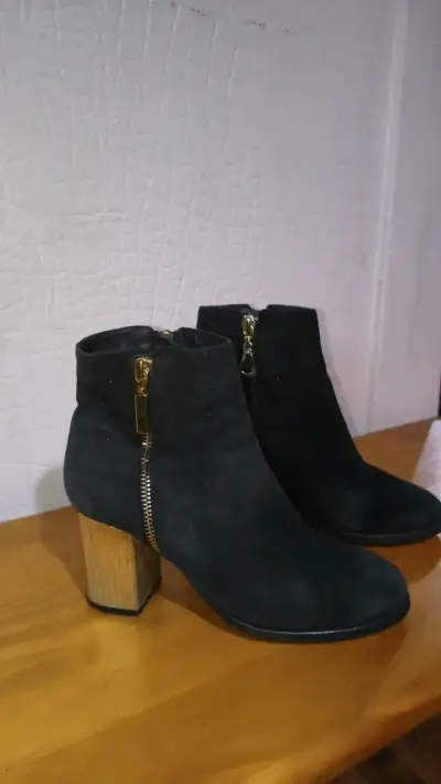 Botines de gamuza negros con tacón grueso - miniatura 2