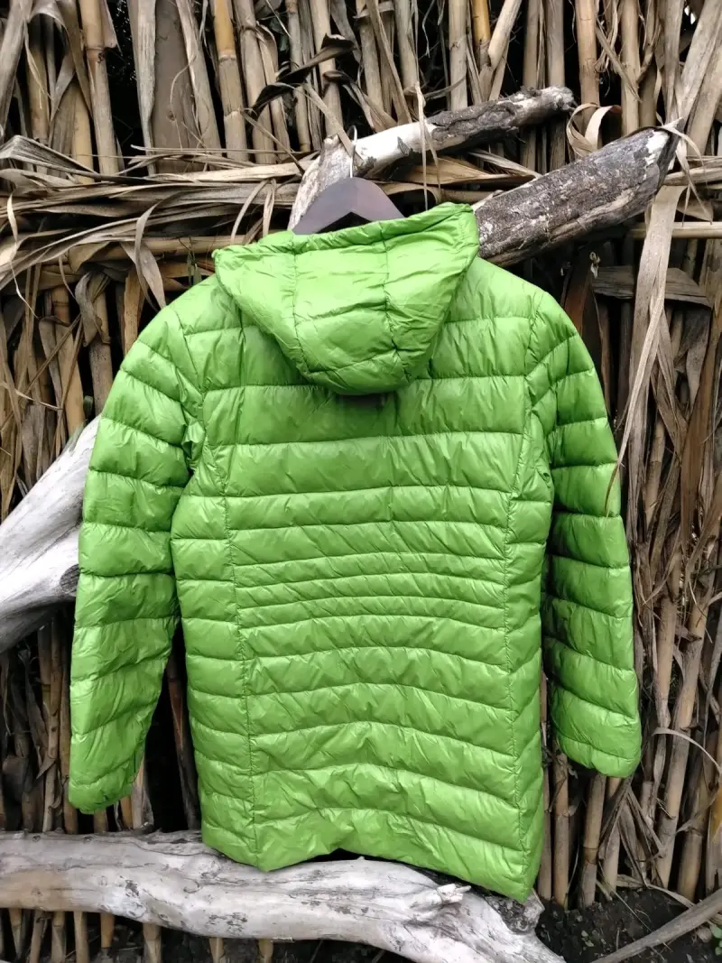 Chaqueta acolchada verde con capucha - 2