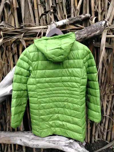 Chaqueta acolchada verde con capucha - miniatura 2