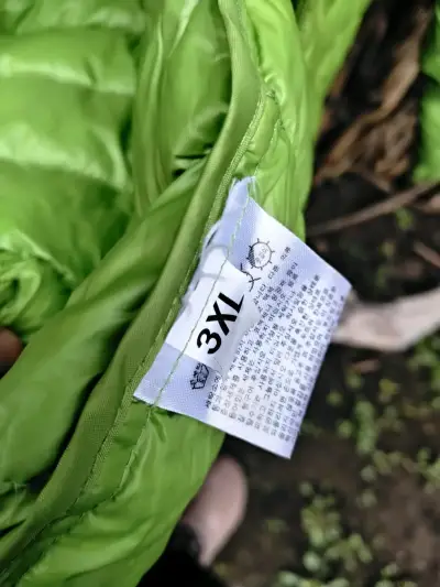 Chaqueta acolchada verde con capucha - miniatura 3