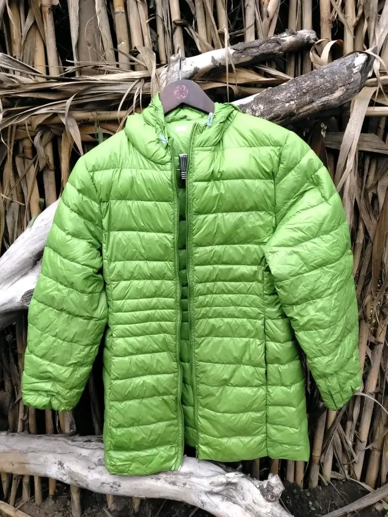 Chaqueta acolchada verde con capucha - 5