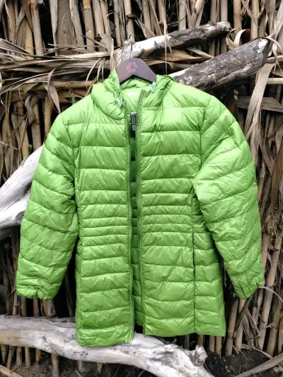Chaqueta acolchada verde con capucha - miniatura 5