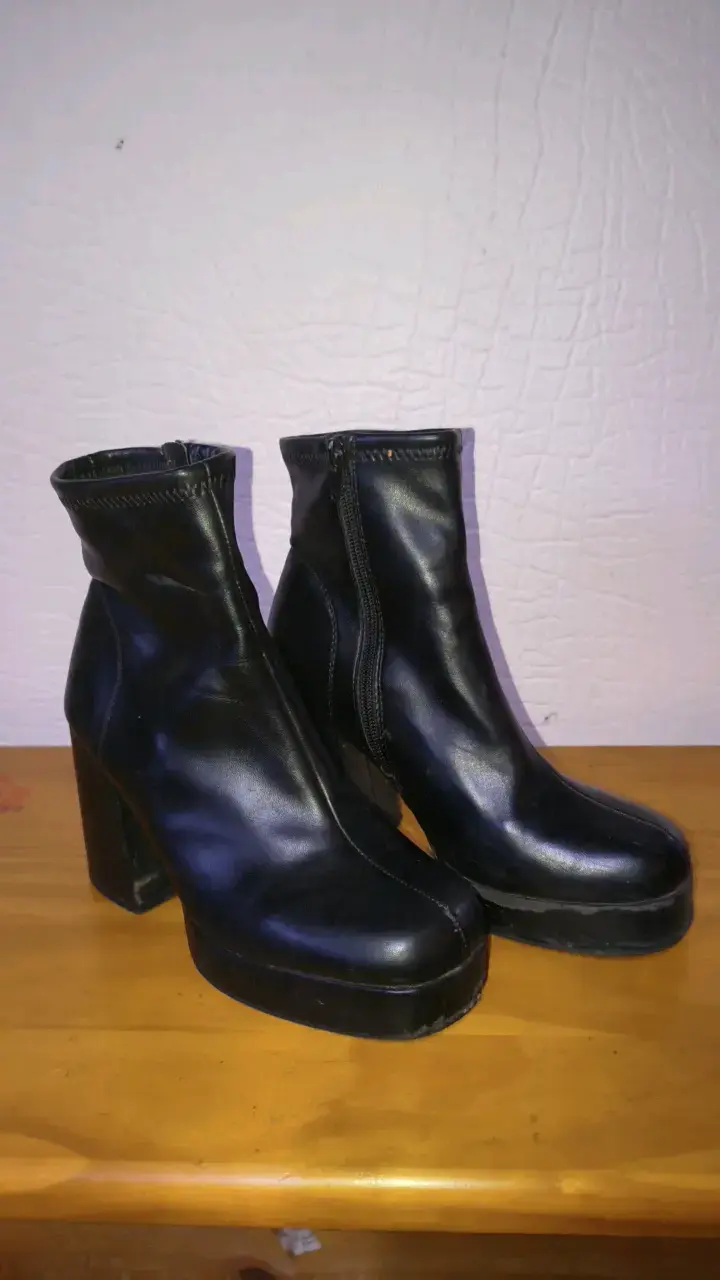 Botines de cuero negro con tacón alto - 1