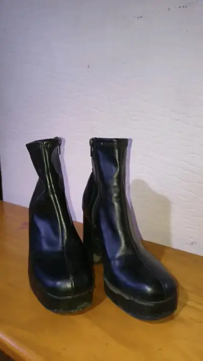 Botines de cuero negro con tacón alto - miniatura 3