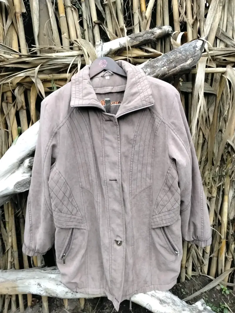 Chaqueta de mujer beige con bolsillos - 1
