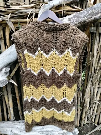 Chaleco tejido a mano en tonos tierra - miniatura 2