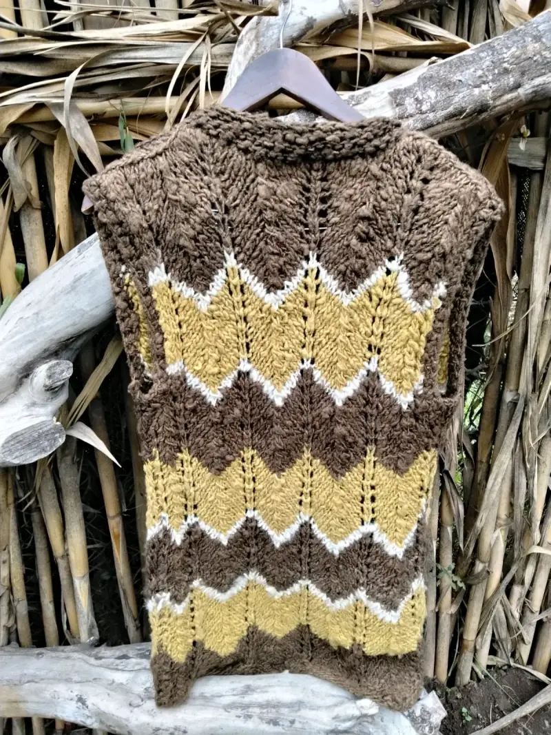 Chaleco tejido a mano en tonos tierra - 3
