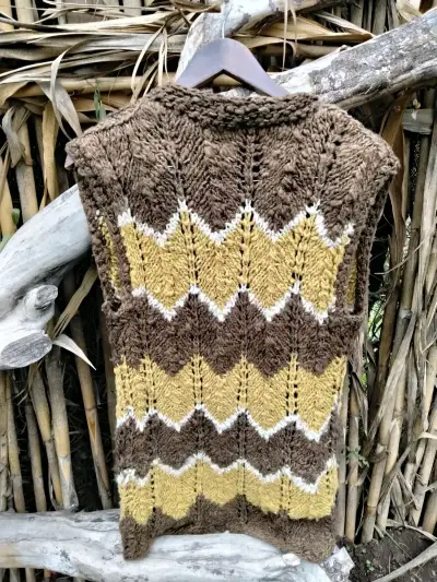 Chaleco tejido a mano en tonos tierra - miniatura 3