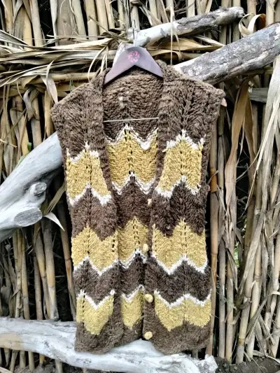 Chaleco tejido a mano en tonos tierra - miniatura 4