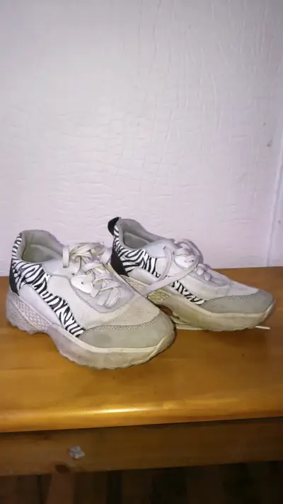 Zapatillas deportivas con diseño de cebra - miniatura 1