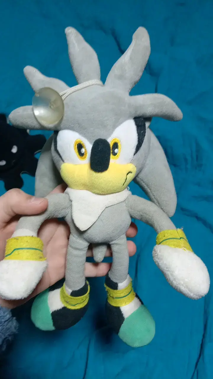 Peluche de personaje gris con detalles amarillos - 1