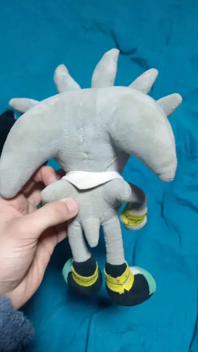 Peluche de personaje gris con detalles amarillos - miniatura 2