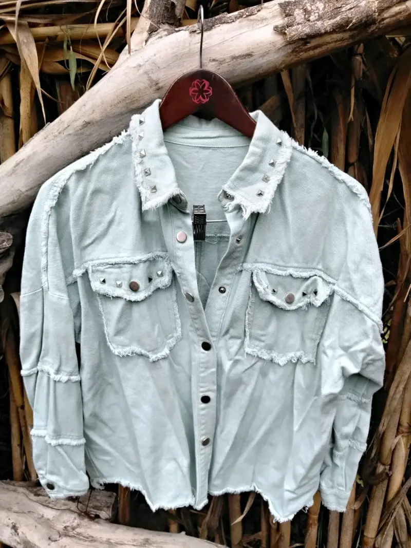 Chaqueta de mezclilla con tachas - 1