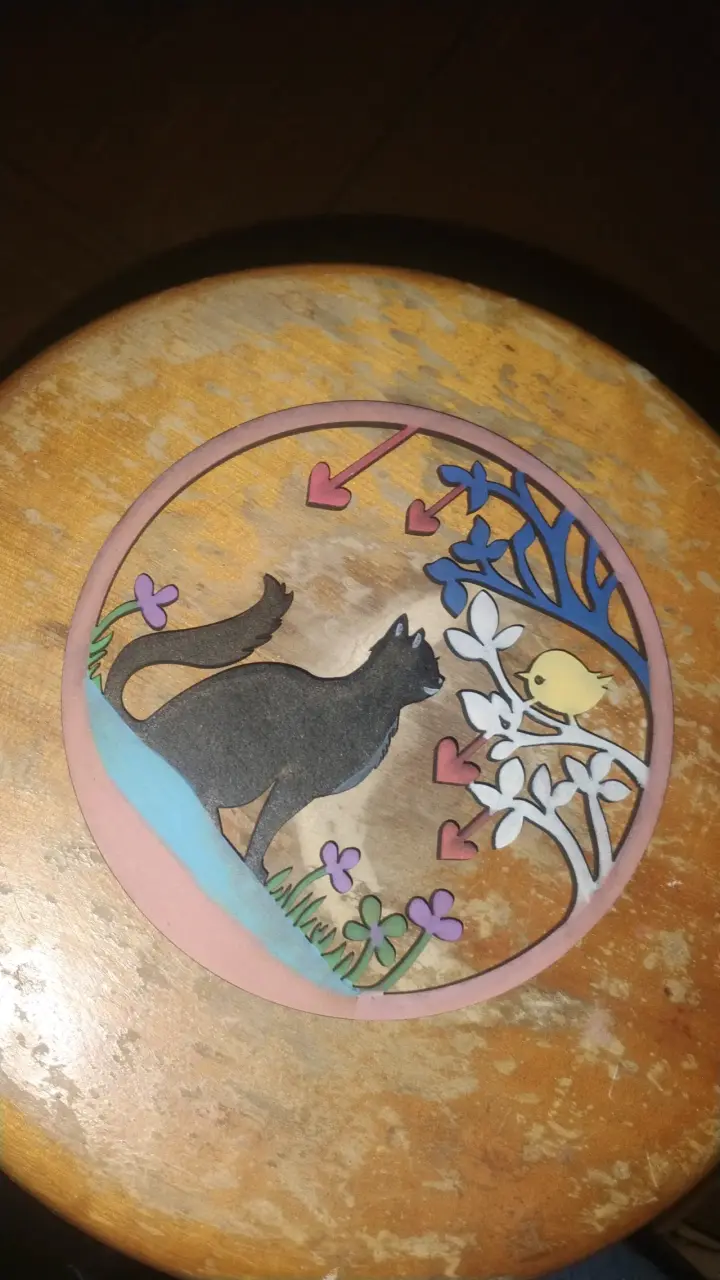 Decoración de madera con gato y pájaro