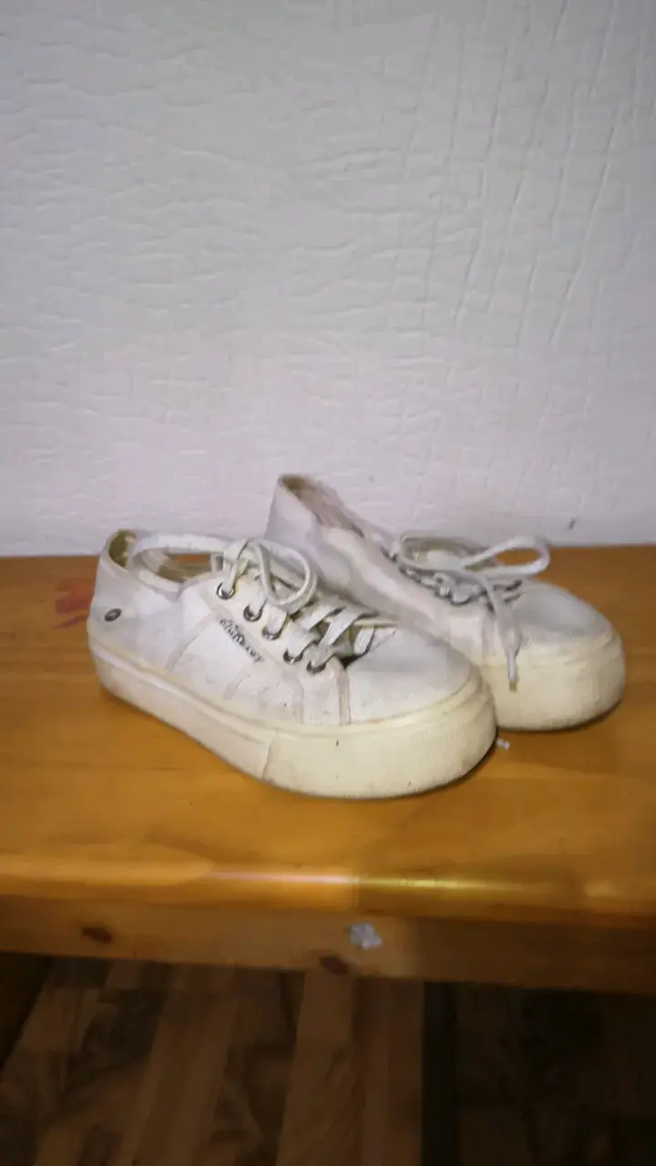 Zapatillas blancas de lona usadas