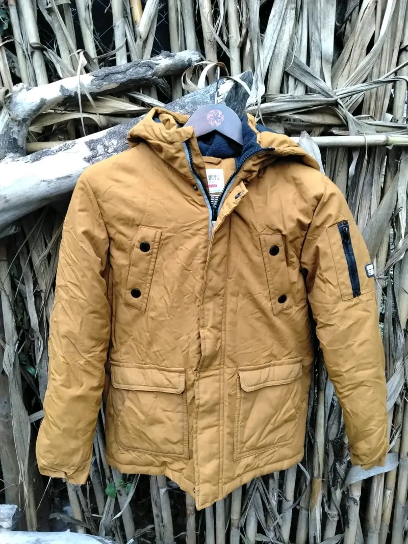 Chaqueta impermeable mostaza con capucha - 1