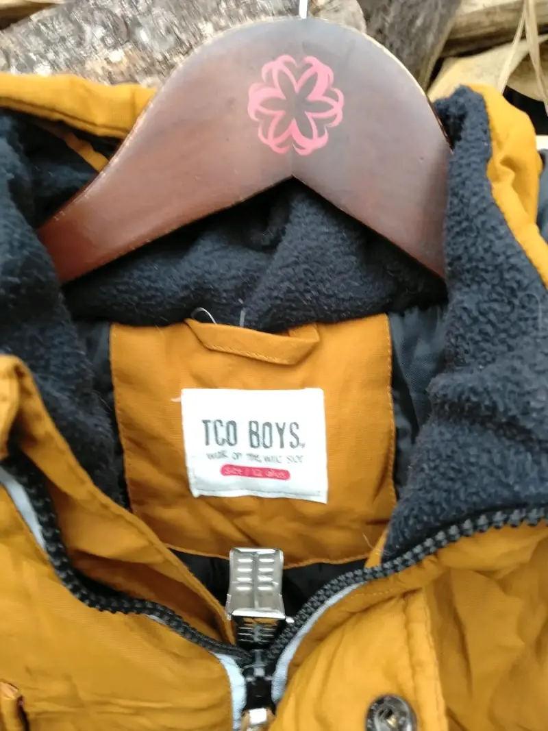 Chaqueta impermeable mostaza con capucha - 2