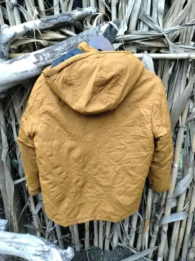 Chaqueta impermeable mostaza con capucha - miniatura 3