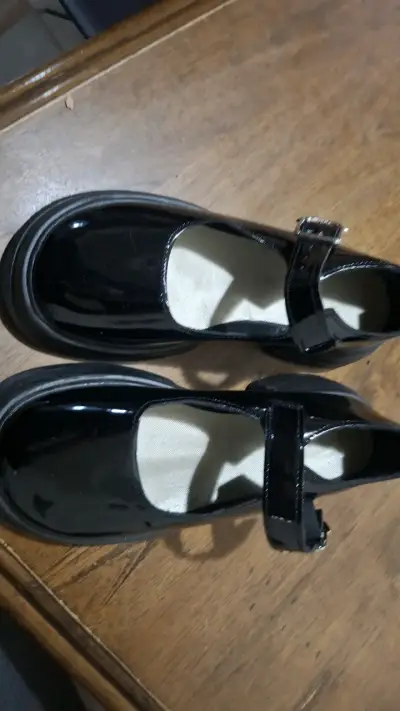 Zapatos de charol negro para niña talla 38 - miniatura 1