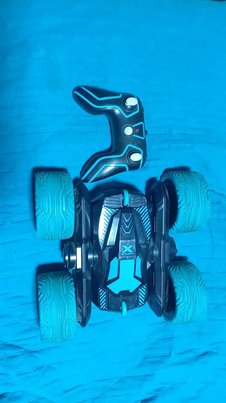 Auto a control remoto acrobático azul - 3