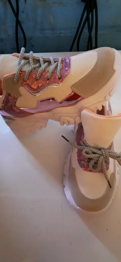 Zapatillas deportivas con detalles brillantes - miniatura 1