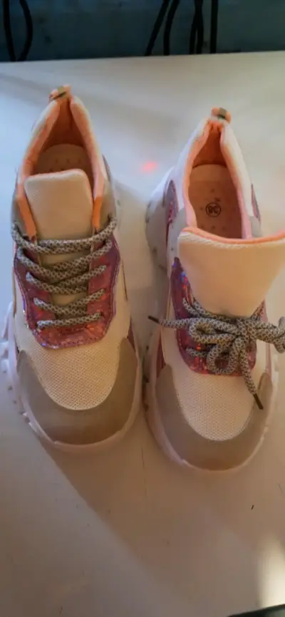 Zapatillas deportivas con detalles brillantes - miniatura 2
