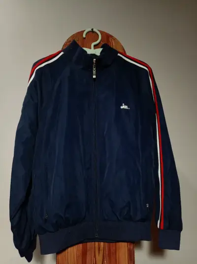 Chaqueta deportiva azul con franjas rojas y blancas - miniatura 1