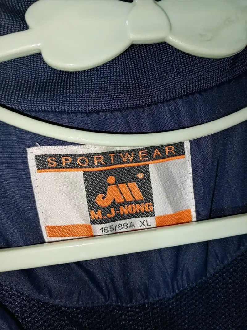 Chaqueta deportiva azul con franjas rojas y blancas - 2
